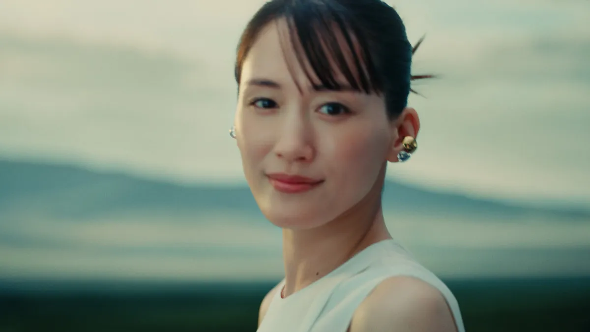 綾瀬はるか、“無重力演技”に挑戦　ノースリーブ姿で輝きを放つ新CM放映
