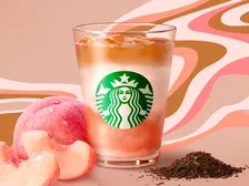 【スタバ新作】夏のラストを飾る『ピーチクリーミーティーラテ』登場　ごろっと果肉×クリーミーな味わい