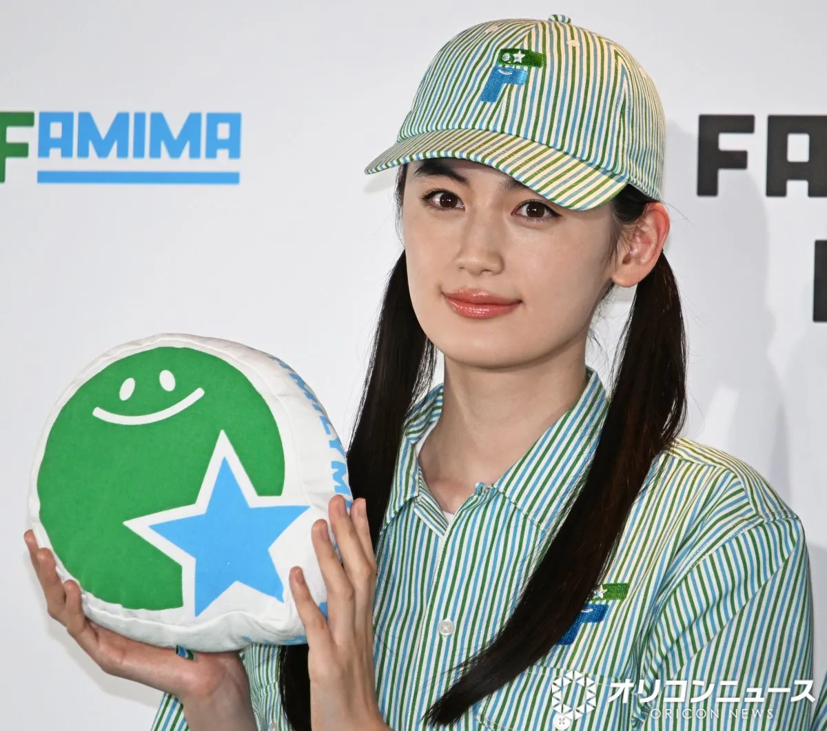 八木莉可子、初のファミマ旗艦店の制服姿で笑顔振りまく「動きやすくて機能性もある」
