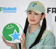 八木莉可子、初のファミマ旗艦店の制服姿で笑顔振りまく「動きやすくて機能性もある」