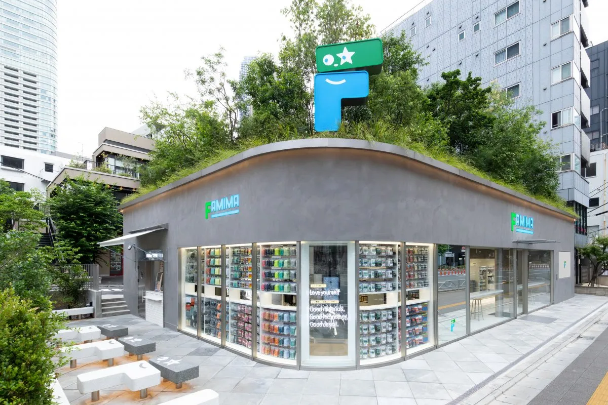 ファミマ、初の旗艦店オープン　アパレルブランド「コンビニエンスウェア」国内最大の売場に