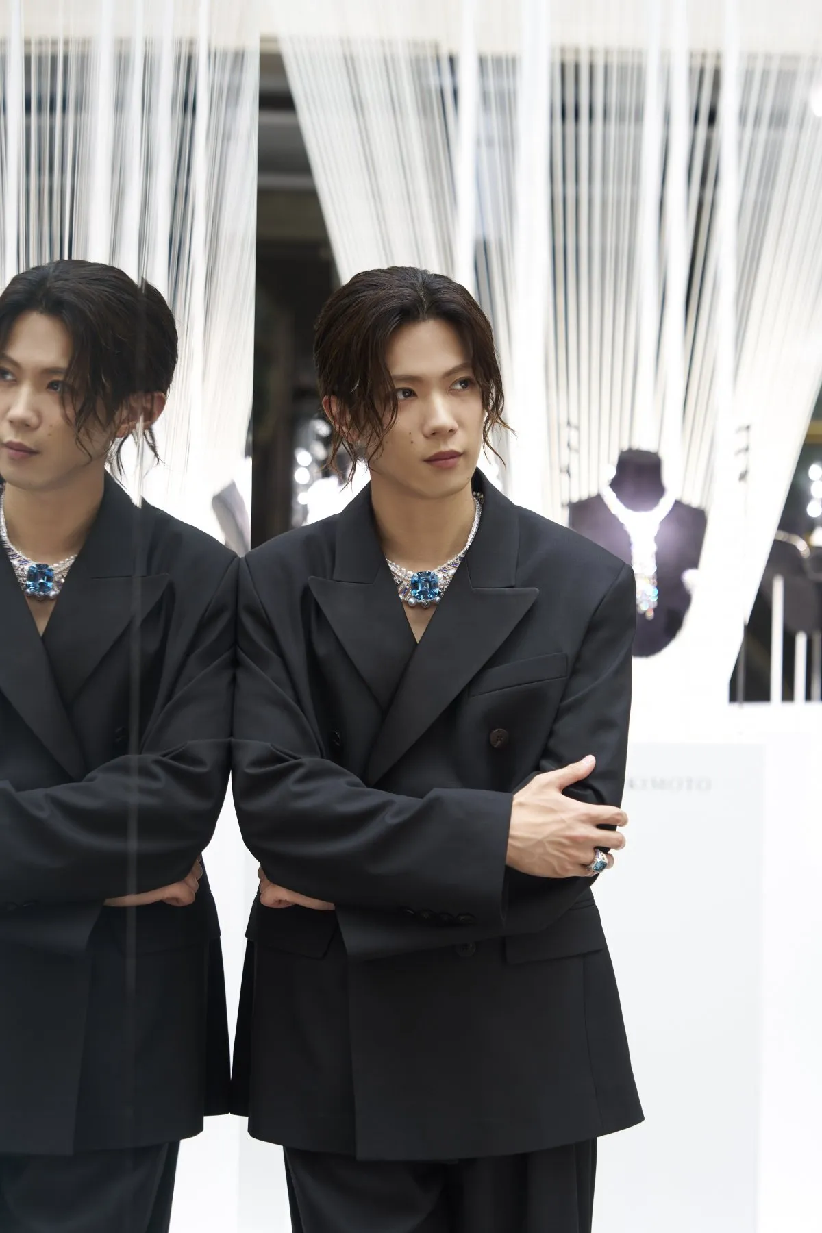 Number_i神宮寺勇太、パリで存在感放つ　自身が製作に携わったリングを披露