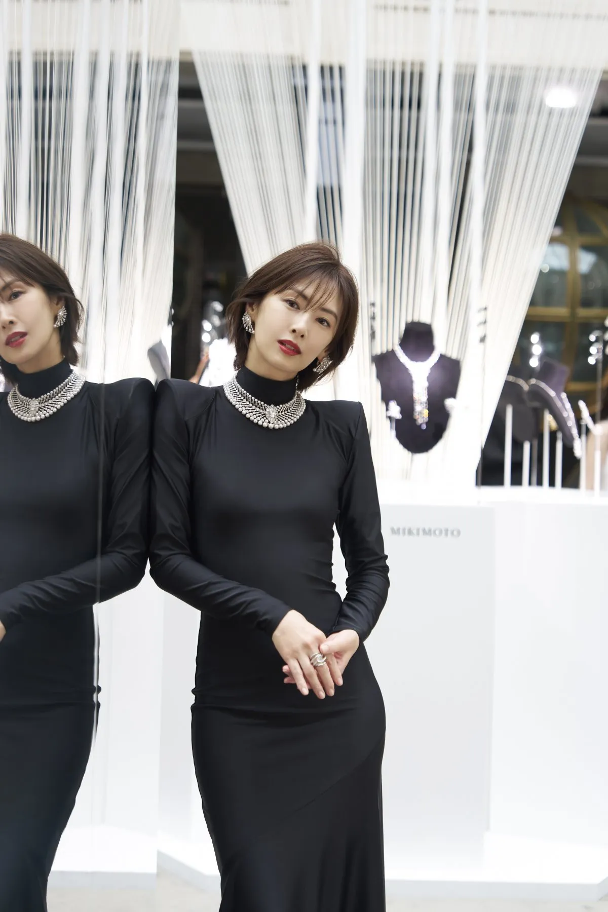 北川景子、ブラックドレスで圧巻の存在感　パリで輝くハイジュエリーまといオーラ放つ