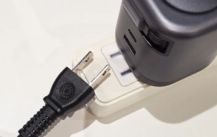 ありそうでなかった発想！　『隣と干渉する問題』を解決した電源タップに「考えた人、天才だ」「全部屋に設置したい」