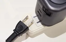 ありそうでなかった発想！　『隣と干渉する問題』を解決した電源タップに「考えた人、天才だ」「全部屋に設置したい」