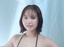 元NMB48・本郷柚巴、迫力の美ボディを大ボリュームのグラビアムックで公開