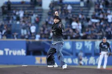 櫻坂46山﨑天、2度目の始球式は「100点！」　緊張しながらもまっすぐミットへ