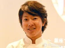 川越シェフ、お気に入りのカフェチェーンで名物グルメに舌鼓「僕の推しです」　“食べ方のこだわり”も紹介