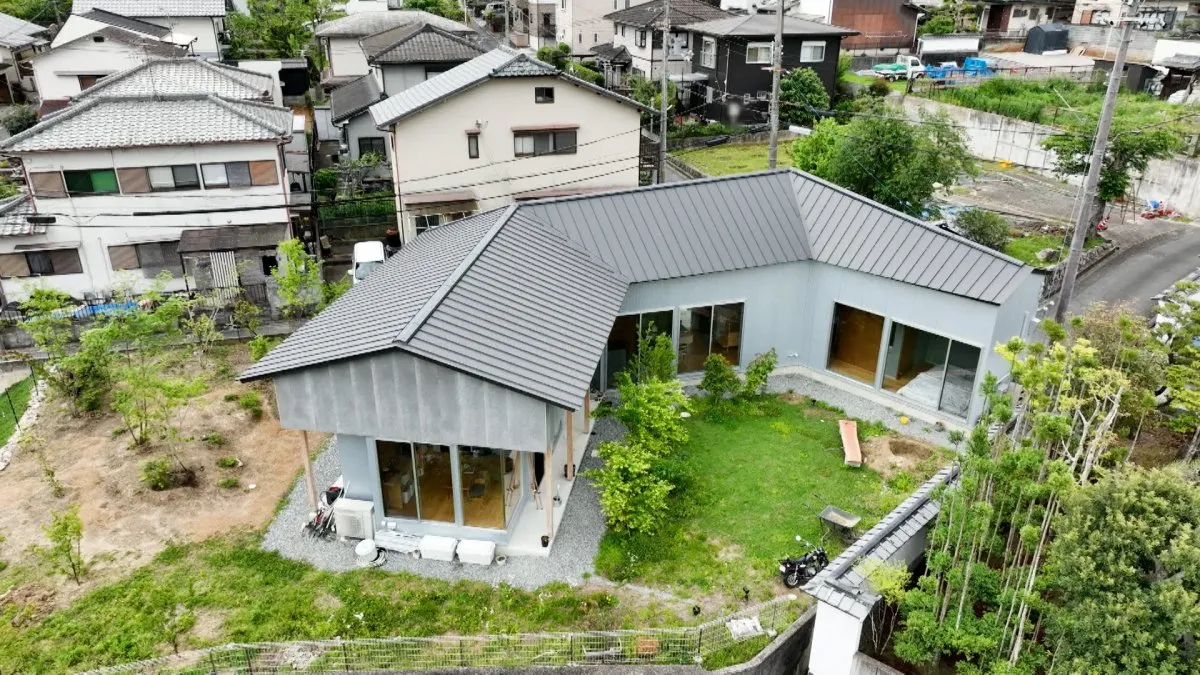180坪“訳あり物件”に建てたCの字ハウス、夫妻の理想を実現【住人十色】