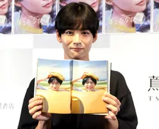 1st写真集発売のカンテレ秦令欧奈アナ、「頭の上にバナナを乗せるのが定番…」→“誤報”を訂正・謝罪「失礼しました」