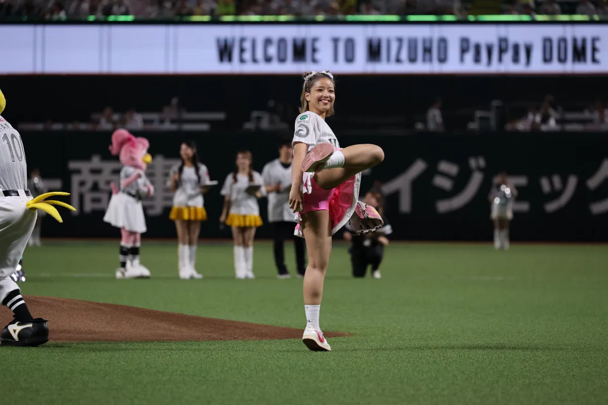 K-1・木村萌那、ホークス戦のセレモニアルピッチに登場　“もな前蹴り”を披露　石井一成は剛速球