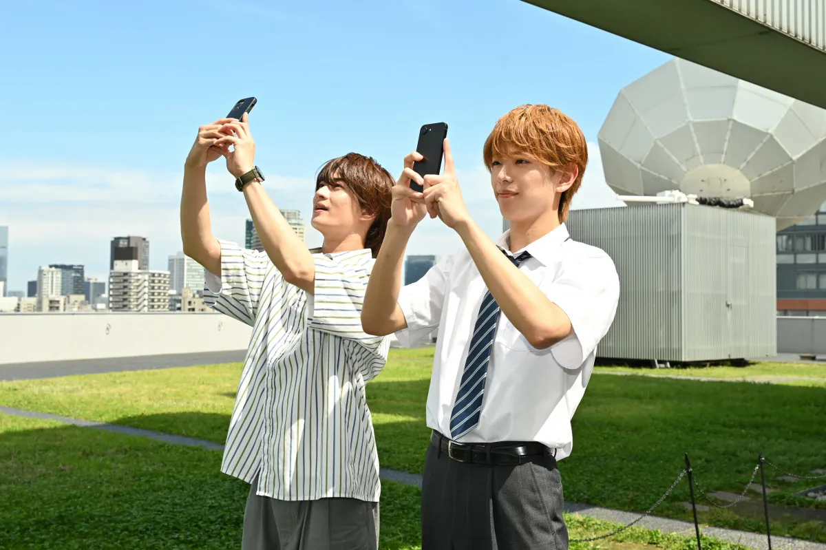 ACEes深田竜生＆浮所飛貴、特設フィルターで大はしゃぎ　視聴者参加型施策“ロックモカメラ”スタート