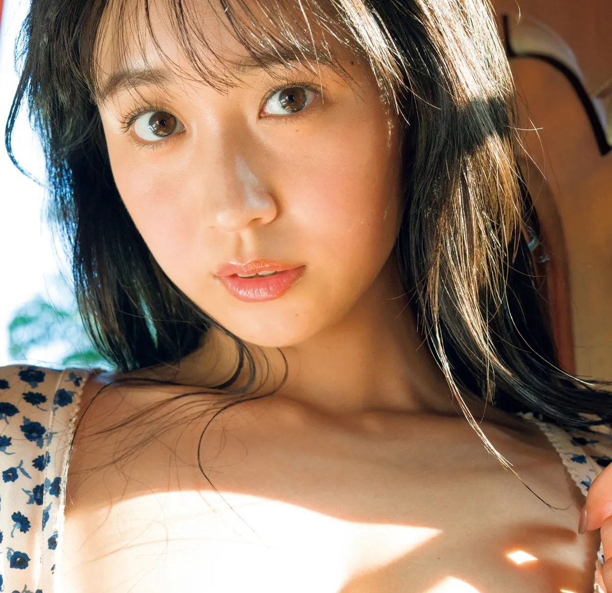 デビュー1年でグラビア界を席巻するホープ・溝端葵、引き締まったヒップとくびれ、曲線美を見せる初写真集「本当に胸がいっぱい」