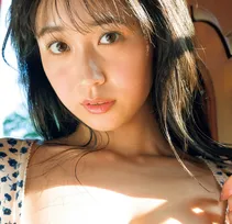 デビュー1年でグラビア界を席巻するホープ・溝端葵、引き締まったヒップとくびれ、曲線美を見せる初写真集「本当に胸がいっぱい」