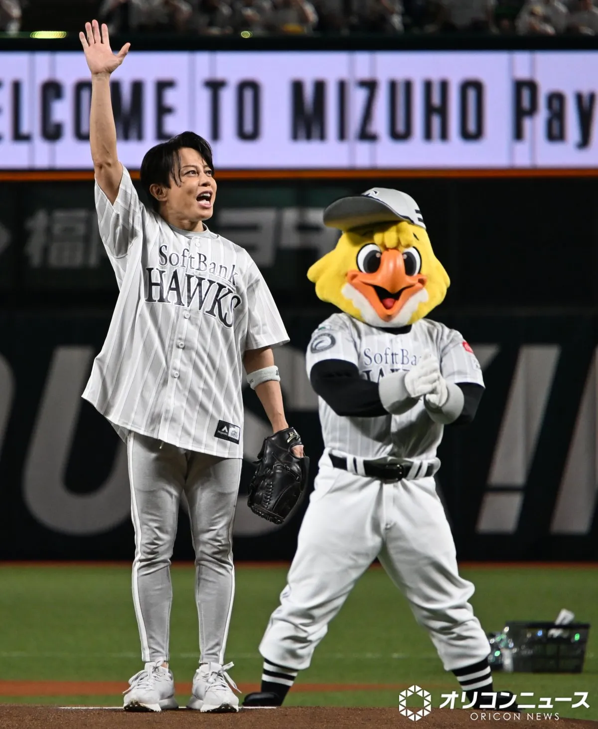 T.M.Revolution、ホークス球団マスコットのハリーホークへ筋肉アドバイス「デカいだけじゃない、残すことも大事」