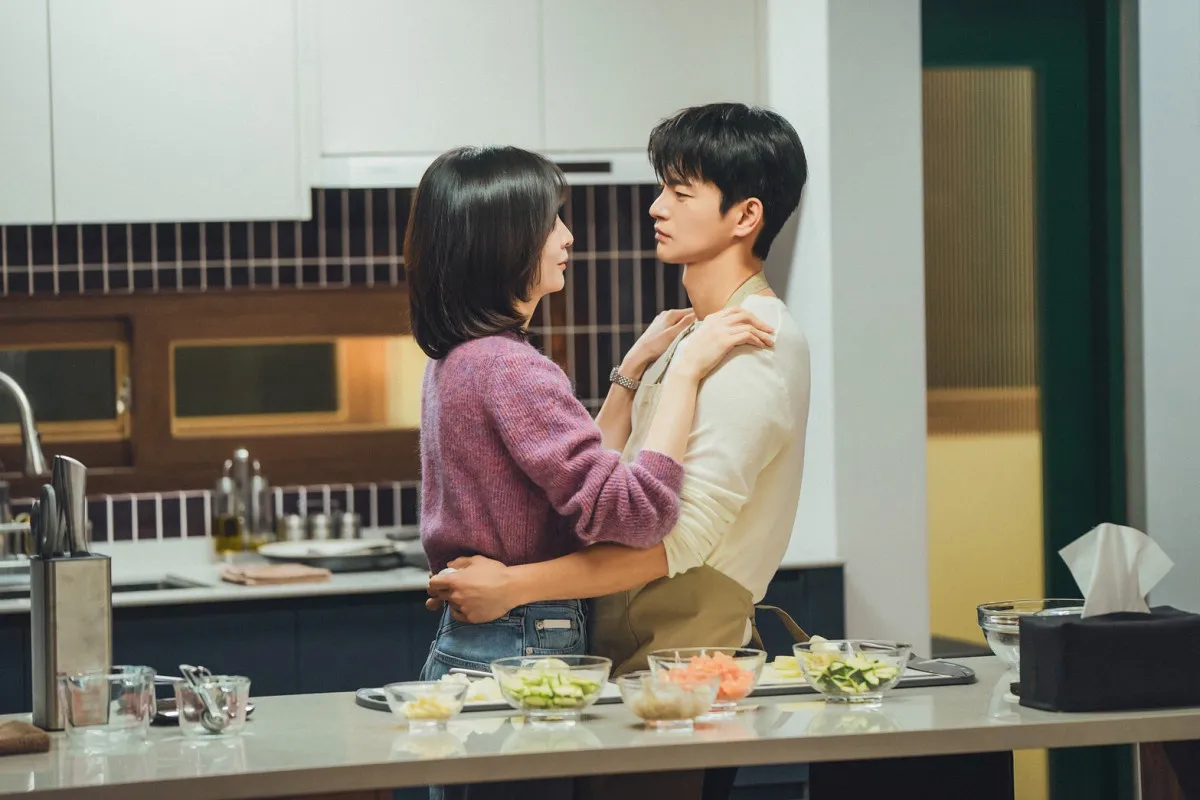 ソ・イングク＆パク・ジヒョン、お家デートで見つめ合い…　韓国ドラマ『残念ながら明日も出勤です！』第7話、場面ショット公開