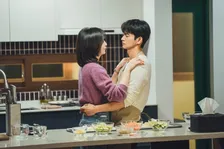 ソ・イングク＆パク・ジヒョン、お家デートで見つめ合い…　韓国ドラマ『残念ながら明日も出勤です！』第7話、場面ショット公開