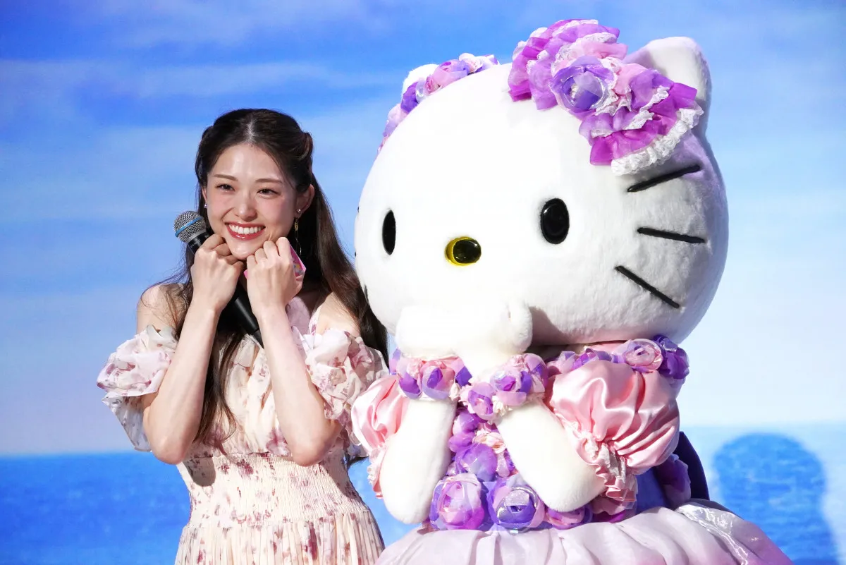 松村沙友理、ハローキティの登場に大はしゃぎ　顎に手を添えた“あざとかわいい”ポーズ披露
