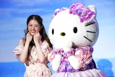 松村沙友理、ハローキティの登場に大はしゃぎ　顎に手を添えた“あざとかわいい”ポーズ披露