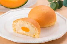 ファミリーマート×八天堂「冷やして食べる とろけるくりーむパン 茨城県産赤肉メロン」登場