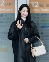 【韓国】シン・ミナ、空港でルイ・ヴィトンの高級バッグ披露　ジュエリーもきらり