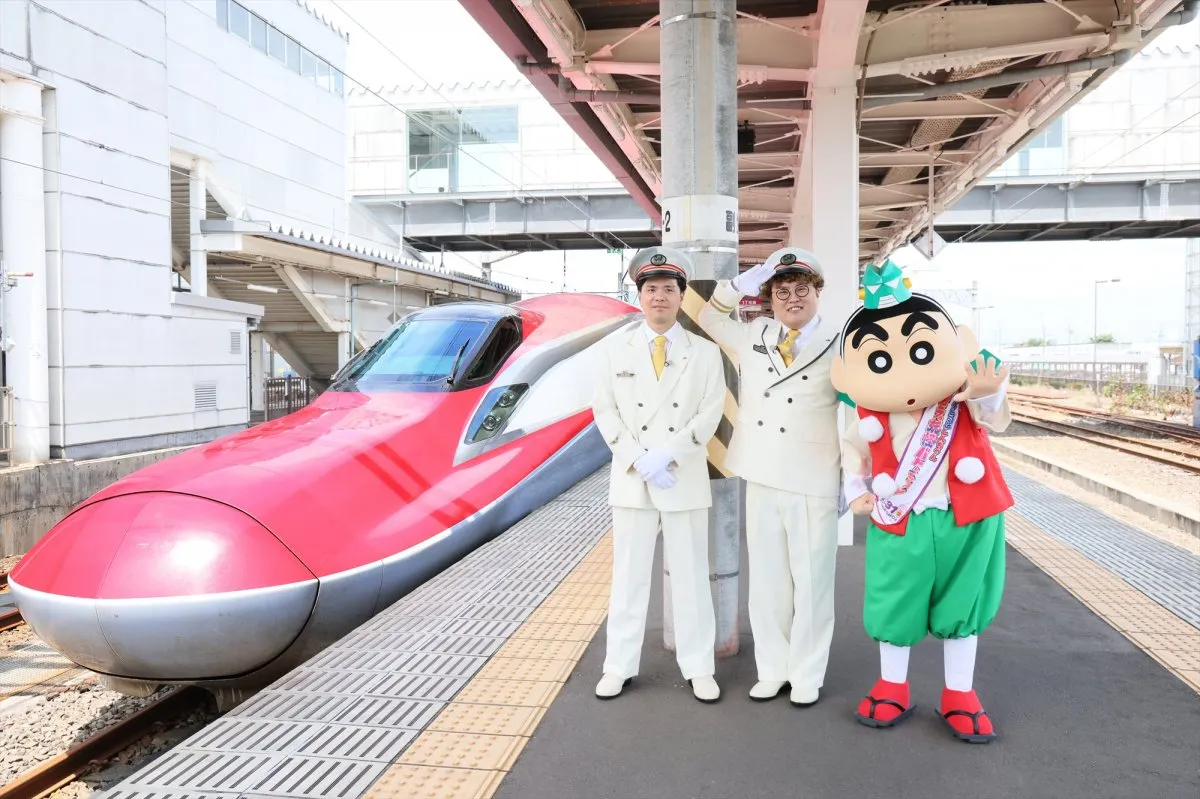 『映画クレヨンしんちゃん』公開直前、秋田・大曲が“しんちゃん一色”に　マユリカが一日駅長、祖父・銀の介も登場
