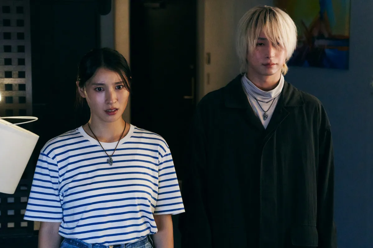土屋太鳳＆佐久間大介『マッチング TRUE LOVE』、不穏な表情でたたずむ　場面写真＆相関図解禁