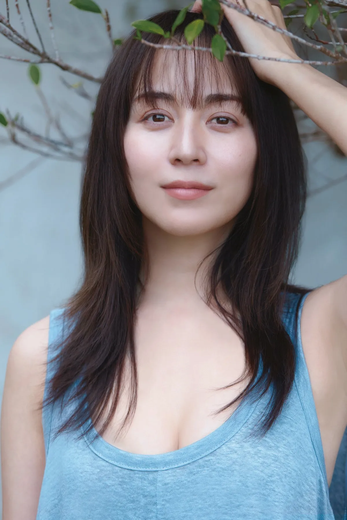 比嘉愛未、美肌輝く『FRIDAY』初表紙　故郷・沖縄撮影の初エッセイからアザーカット収録