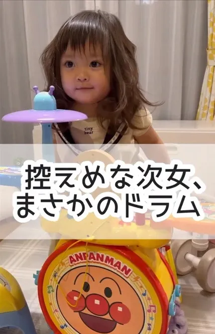 「ドラムになると人変わってるじゃん」普段は控えめなのに…まるで“紅”な2歳娘の熱すぎる演奏に思わず笑顔