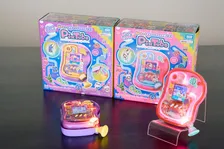 タカラトミー、新液晶トイ『PixTube（ピクチューブ）』に寺田てら氏描き下ろしキャラを採用、CMにはAdo「阿修羅ちゃん」