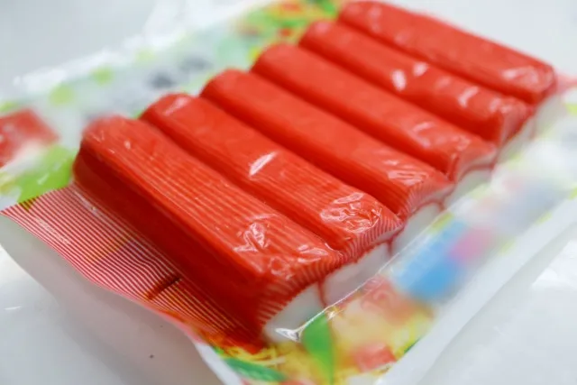 「20秒で最高のおつまみ」「食べすぎ注意!?」紀文おすすめカニカマ簡単アレンジは“冷蔵庫に常備決定”