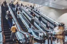 エスカレーターは「歩かず立ち止まろう」　JR西日本の“呼びかけ”にSNSでも反響「ぜひ徹底的にやってください」「東京も大阪もだいぶ減ったがまだいる」