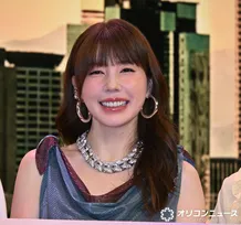 仲里依紗、高校時代に1人で銭湯めぐり　ゴージャスなドレス姿で深めのスリットから美脚あらわ