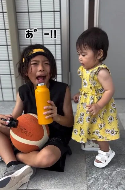 「おにいちゃんの”まねっこ”したい！」「細かいところまでよく見てる」バスケの練習をする兄の隣で一生懸命な妹が可愛すぎる