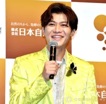新浜レオン、人気アイドルグループとの“記念写真”披露に反響「全く違和感なくて滅」「皆様とってもステキでーーーす」