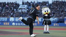 ピエール瀧、ロッテ戦始球式でキャップ飛ばす“熱投”「史礁君と角中さんを相手に投げられたっていうのはね、本当に身に余る光栄」