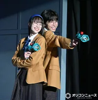 三浦舞華＆加藤憲史郎、双子役で息ピッタリ　キュートなポージングも披露