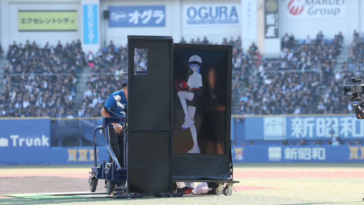 星街すいせい、始球式でストライク！球場スピードガンは105キロ表示