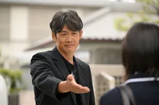 反町隆史『GTO』鬼塚英吉に解雇危機　生徒のタブレットに「鬼塚、はずそ」【第2話あらすじ・場面カット】