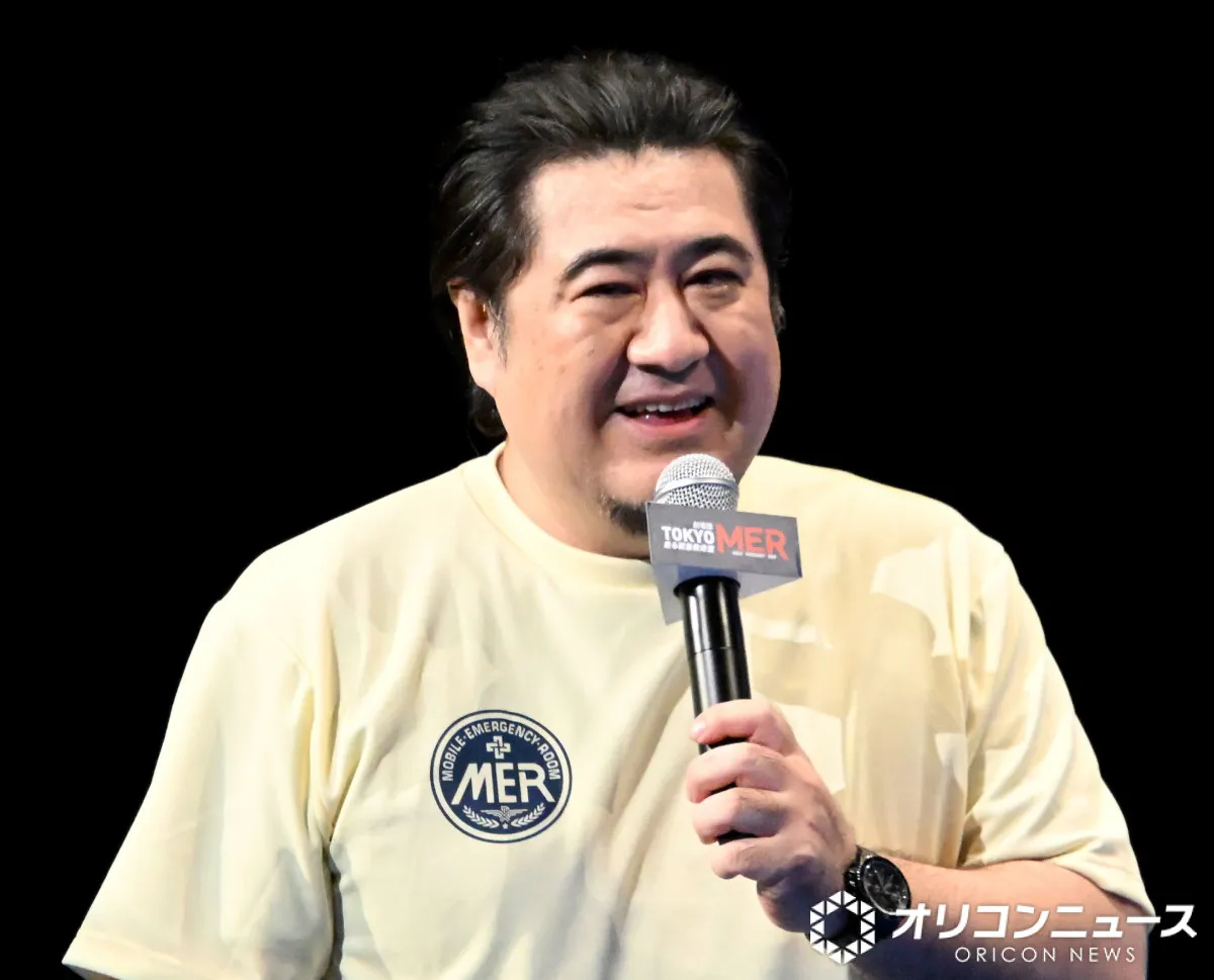 小手伸也、登壇予定ナシの『TOKYO MER』舞台あいさつサプライズで登場　鈴木亮平「まさか副チーフが来てくれるとは！」