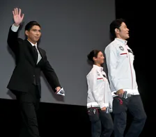 賀来賢人、試写会中にひげを剃る　『TOKYO MER』上映後に特大サプライズで役衣装で登場「音羽仕様には早ひげ剃り」