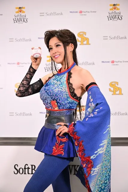 藤原紀香、“明治版”キャッツアイ姿でPayPayドーム降臨　“ノーバン”に大歓声「人生で初めて届きました」