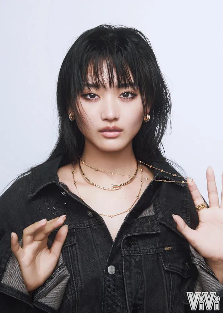 櫻坂46・山﨑天、ジュエリーをクールかつモードに着こなし　南琴奈＆YENAも
