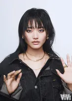 櫻坂46・山﨑天、ジュエリーをクールかつモードに着こなし　南琴奈＆YENAも