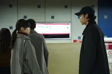 松村北斗“容疑者の息子”＆今田美桜“被害者の娘”が向き合い…映画『白鳥とコウモリ』緊迫の場面写真が公開