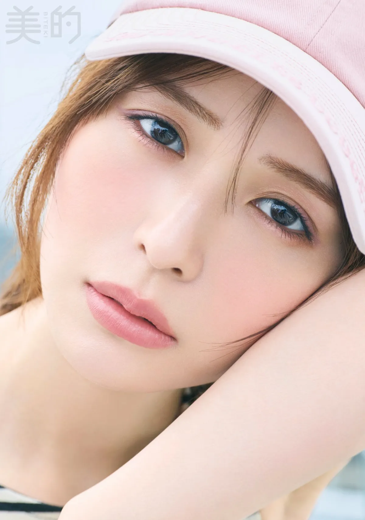 長濱ねる、素肌が際立つ夏コーデ　“帽子”メイクを特集