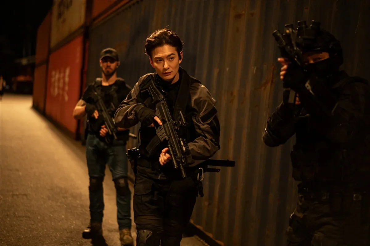 イ・ドンウク×岡田将生、走行中のコンテナ上で一騎打ち　『殺し屋たちの店 2』ハイライト映像解禁