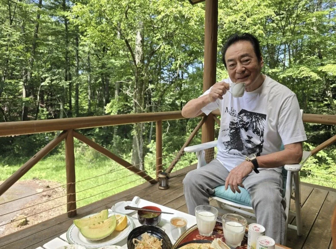 高橋英樹、長野の山奥に構える別荘で自然を満喫　別荘バックに妻との2ショットも披露「ご立派!!!」「木の香りがする素敵な別荘」