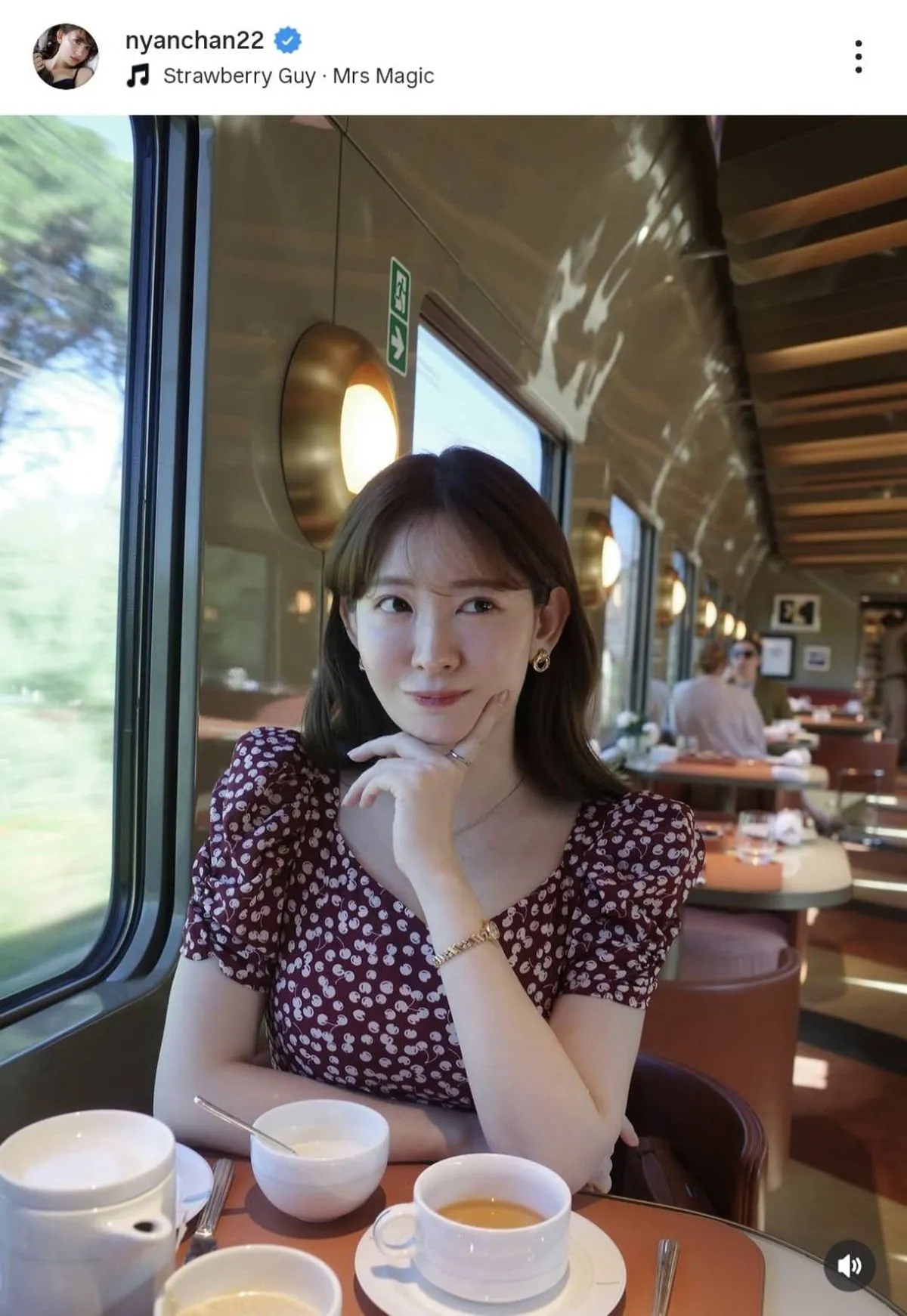 小嶋陽菜、“激揺れ”オリエント急行でランジェリー＆バスローブ姿披露　イタリア旅オフショに反響「凄くスタイル良い」