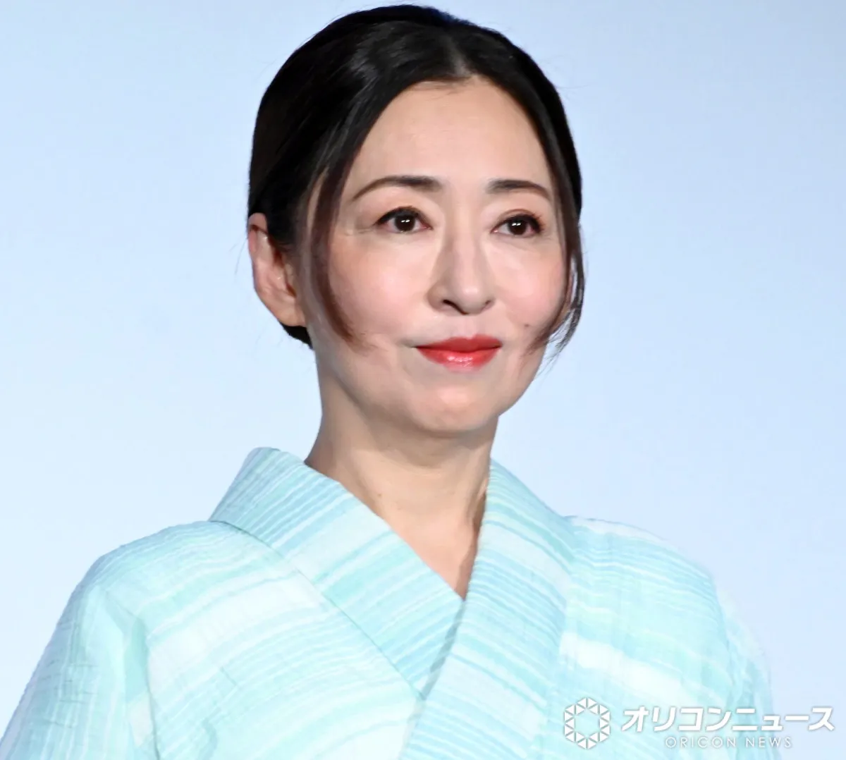 松雪泰子、艶やかな浴衣姿で登場　後輩俳優の様子を「柳葉さんとニコニコして見ています」